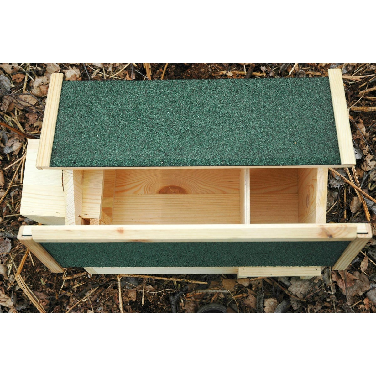 Handgefertigtes Igelhotel aus imprägniertem Kiefernholz