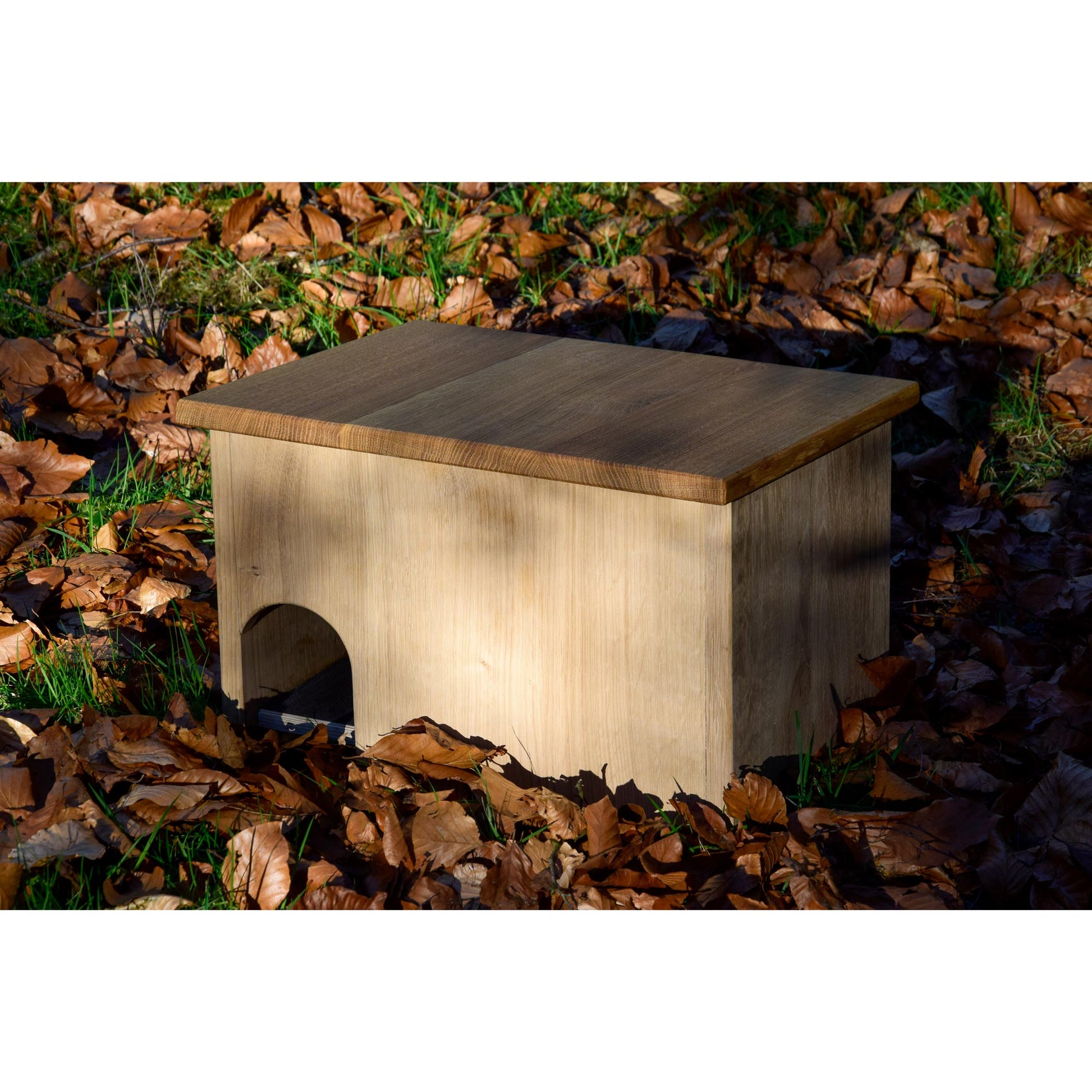 Edles Igelquartier aus langlebigem Holz mit natürlicher Maserung und wasserabweisender Beschichtung