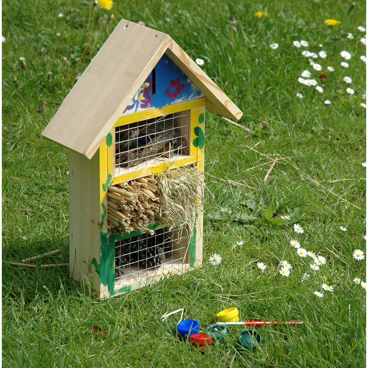 Bienenhotel-Bausatz mit Pinsel und bunten Farben – pädagogisch wertvolles Bastelset für individuelle Nisthilfen aus nachhaltigem Holz.