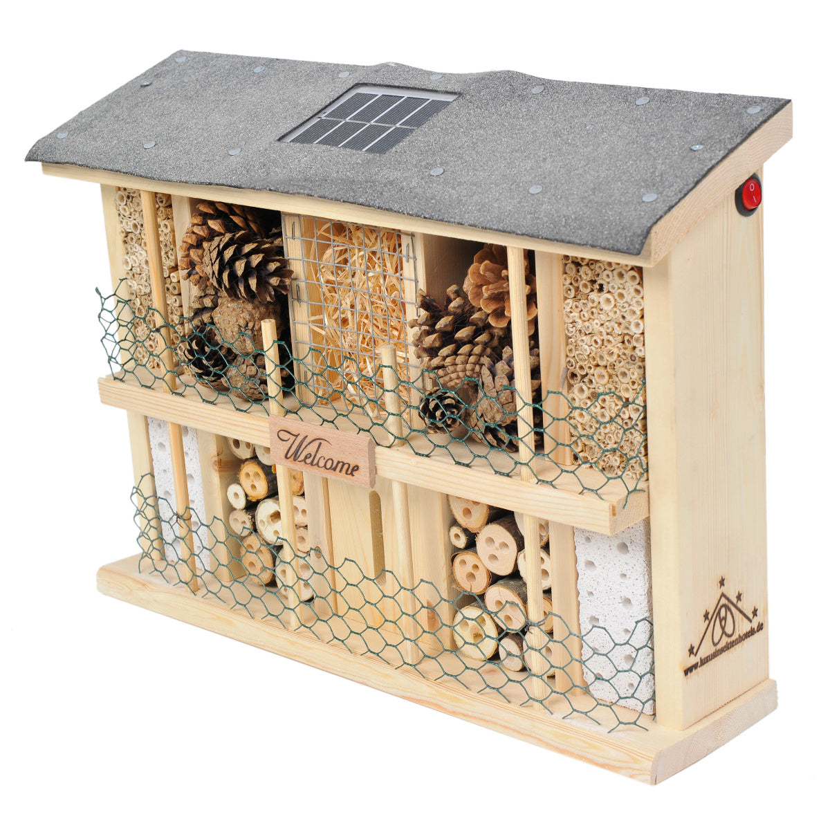 Insektenhotel mit solarbetriebener LED-Beleuchtung, gefertigt aus wetterbeständigem Kiefernholz – handgefertigte Nisthilfe für Wildbienen und andere Insekten.