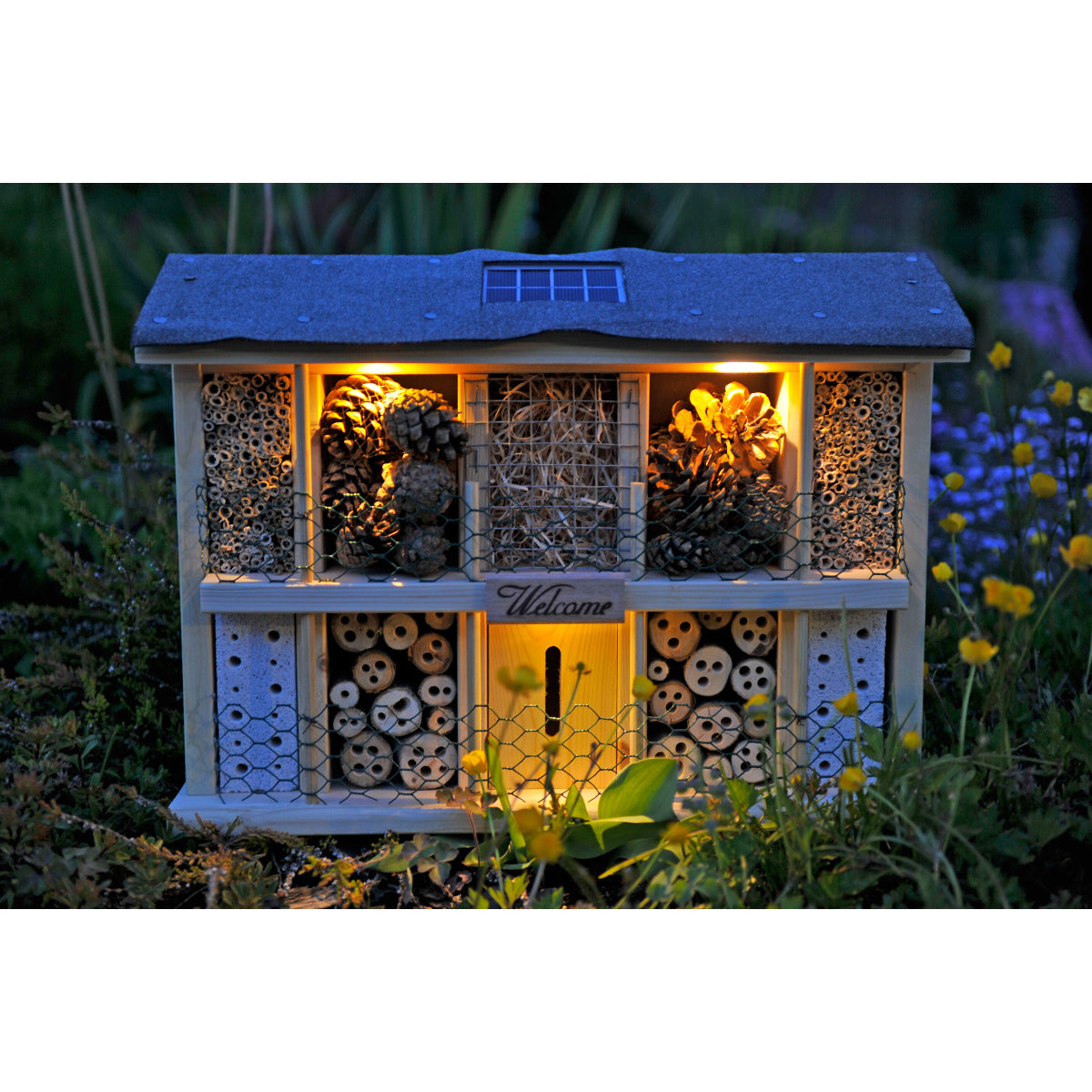 Innovatives Wildbienenhotel mit Solartechnologie – umweltfreundliches Insektenhaus mit LED-Beleuchtung, wetterfest und aus nachhaltigem Kiefernholz gefertigt.