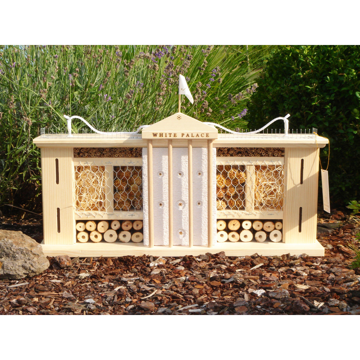 Nachhaltiges Wildbienenhotel aus Holz mit praktischem Stecksystem – dekorativer Nistplatz für Nützlinge, ideal für Naturliebhaber und Gartenbesitzer.