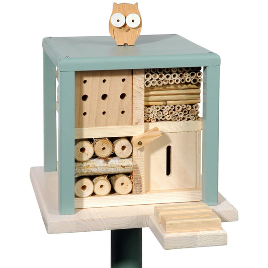 Insektenhotel aus Kiefernholz mit Futterbar und Smartphone-Halterung – Nisthilfe für Wildbienen und Schmetterlinge, handgefertigt in Europa.