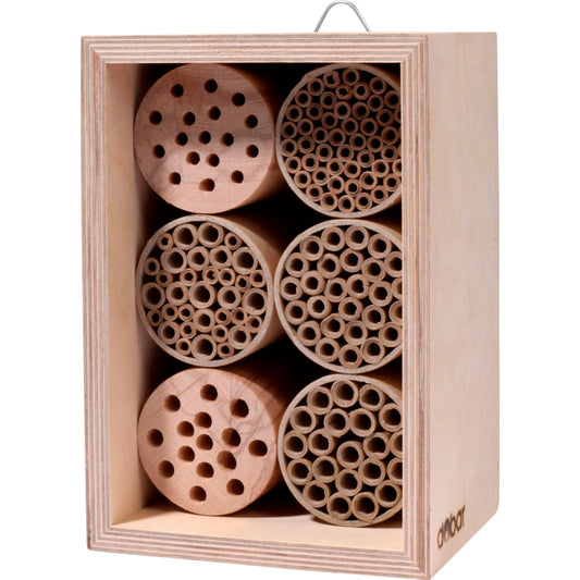 Wildbienen-Nisthilfe aus FSC®-zertifiziertem Birkensperrholz – hochwertiges Insektenhotel mit splitterfreien Papierröhrchen und sauberen Bohrungen.