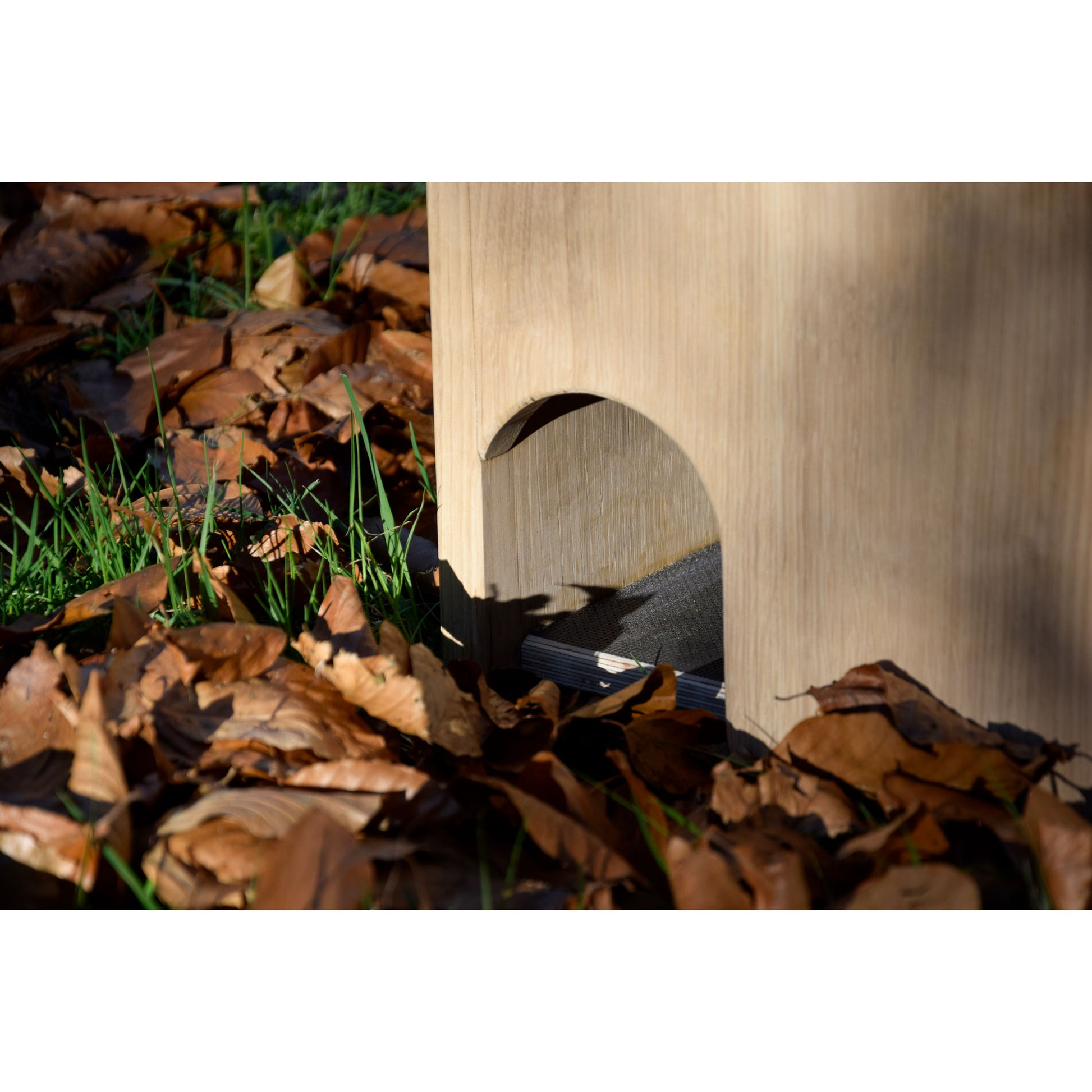 Langlebiger Igelunterschlupf mit individueller Holzmaserung und eleganter Optik
