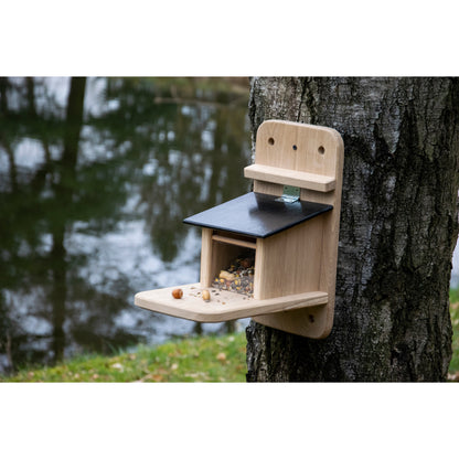 Nachhaltige Eichhörnchen-Futterstation mit stabilem Design und Regenschutz