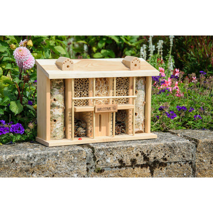 Design-Insektenhotel mit Schilf, Kiefernzapfen und Birkenästen – dekorative und umweltfreundliche Nisthilfe für Wildbienen und andere Gartenhelfer