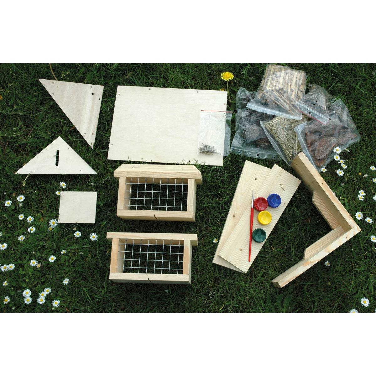 Kreatives Bastelset für ein Bienenhotel – Insektenhotel aus nachhaltigem Kiefernholz, mit Füllmaterial und wetterfesten Farben für Gartenprojekte.