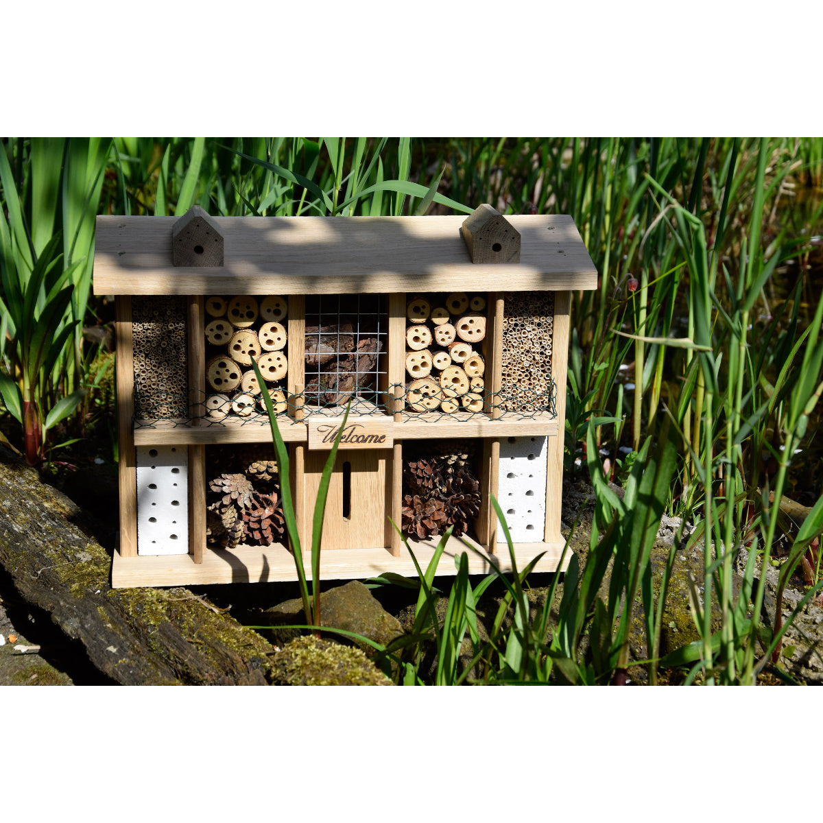 Nachhaltiges Wildbienenhotel mit 10 Zimmern, gefertigt aus robustem Eichenholz – Insektenhaus für Nützlinge, ideal als dekoratives und funktionales Element im Garten.