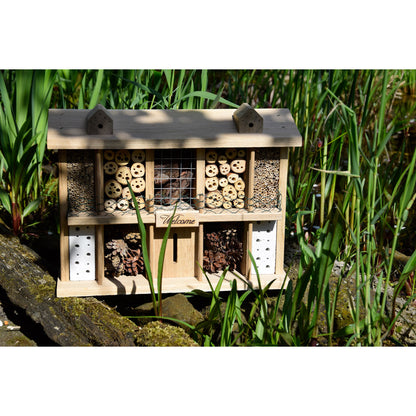 Nachhaltiges Wildbienenhotel mit 10 Zimmern, gefertigt aus robustem Eichenholz – Insektenhaus für Nützlinge, ideal als dekoratives und funktionales Element im Garten.