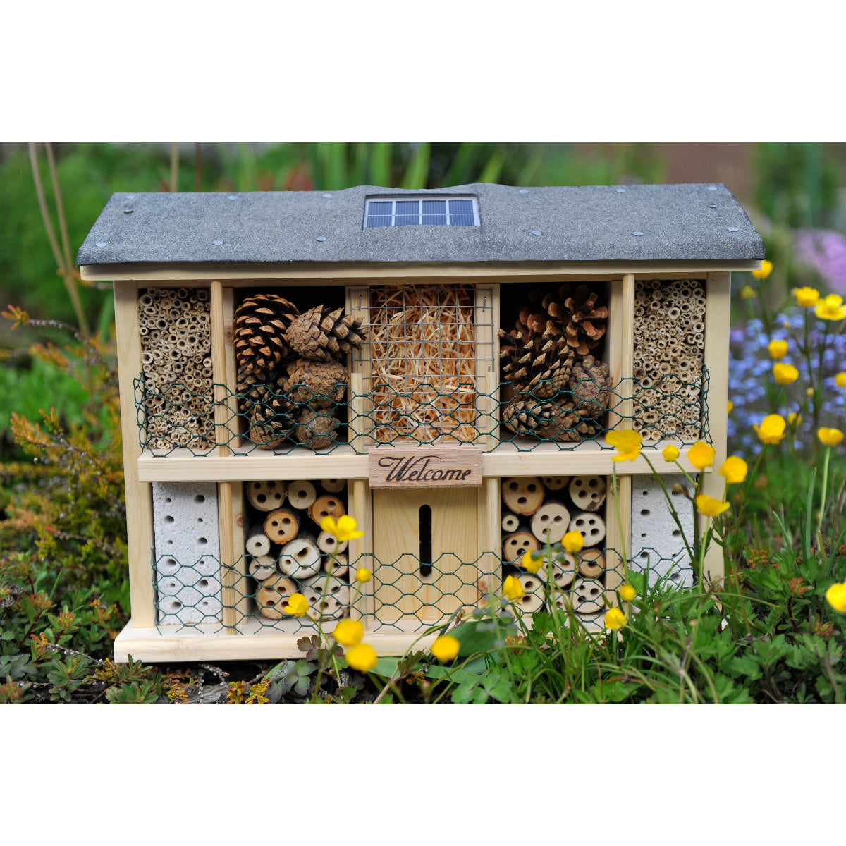Nachhaltiges Bienenhaus mit LED-Lampe und Solarpanel – dekorative Nisthilfe für Wildbienen und Nachtinsekten, aus europäischer Handarbeit.