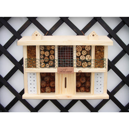 Nachhaltiges Wildbienenhotel zum Selberbauen – Insektenhaus aus FSC®-zertifiziertem Holz mit Schilfrohr, Kiefernzapfen und Pinienrinde für Garten und Terrasse.