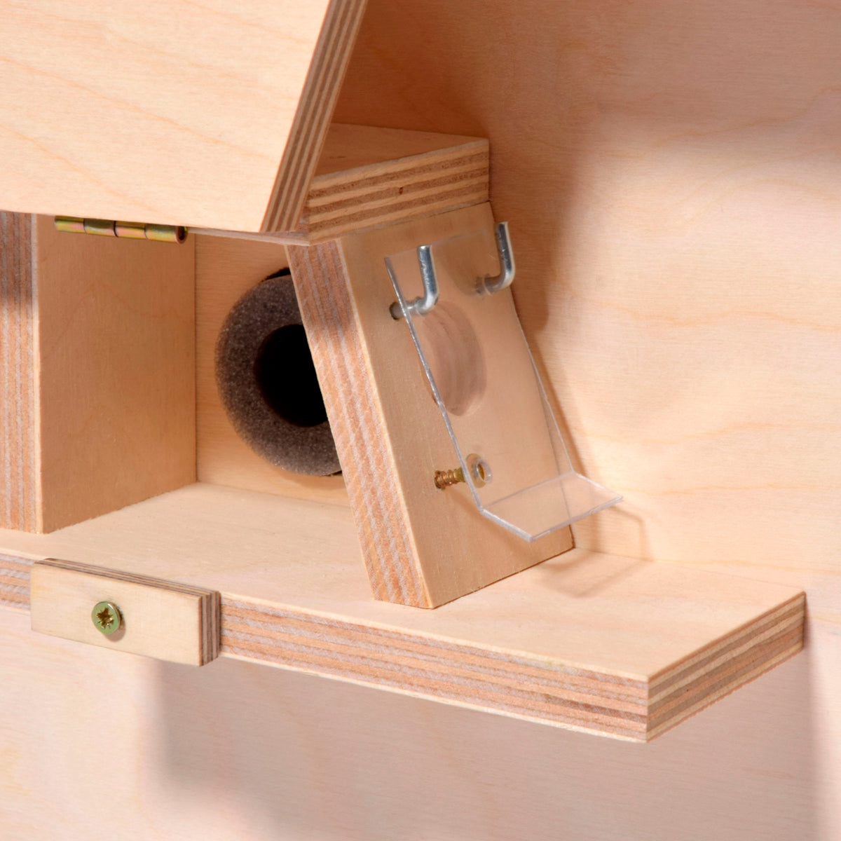 Nachhaltiger Hummelnistkasten aus wetterfestem Holz – robuster Nistplatz mit Wachsmottenklappe und natürlichem Füllmaterial für Wildhummeln.