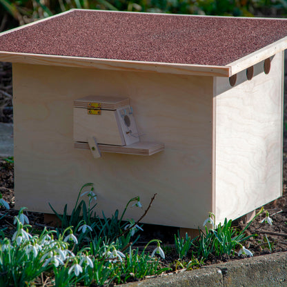 Hummelkasten für naturnahe Gärten – robustes Insektenhotel aus Holz mit speziellem Eingangsbereich, um Hummeln eine sichere Brutstätte zu bieten