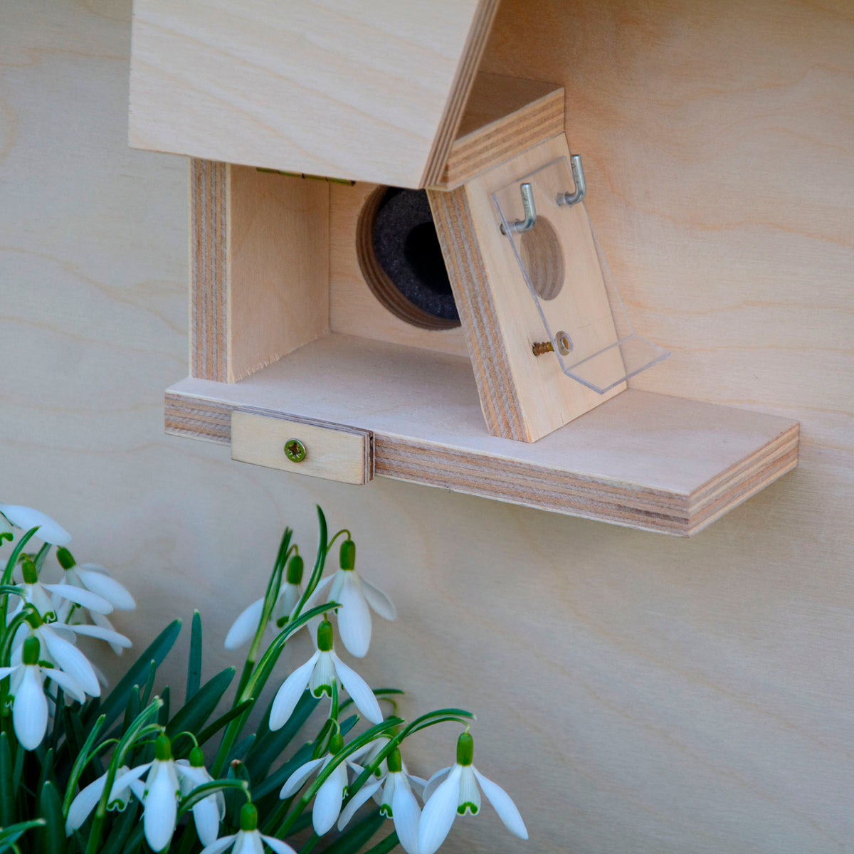 Naturnaher Hummelkasten aus FSC®-zertifiziertem Holz – langlebige Nisthilfe mit Bitumendach und integriertem Röhrengang zum Schutz der Hummeln.